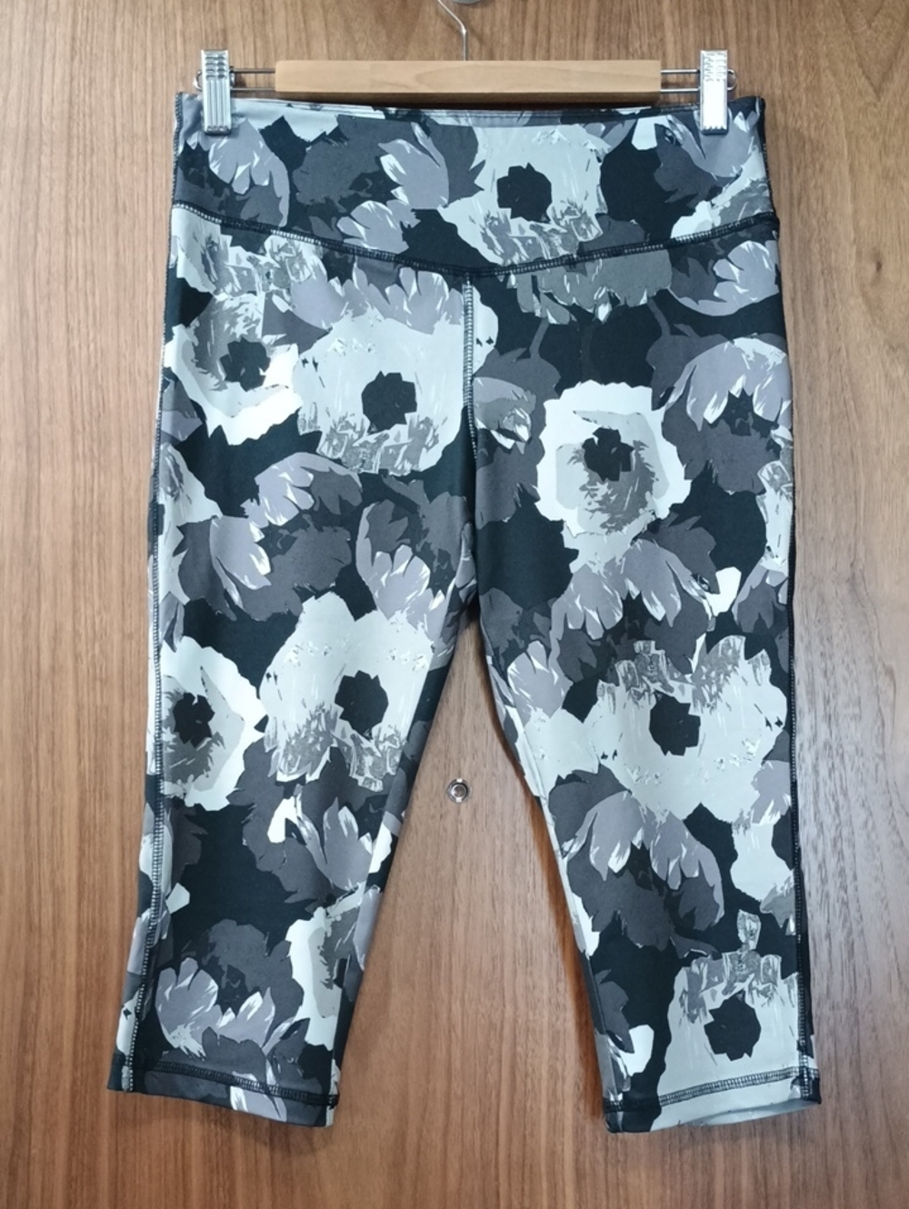 3/$15 Joe Fresh Gray & Black Floral Active Leggings M